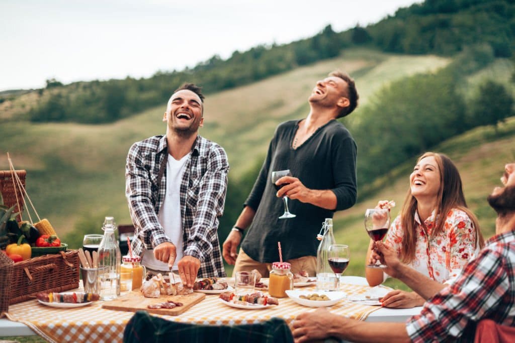 Des amis trinquent au pique